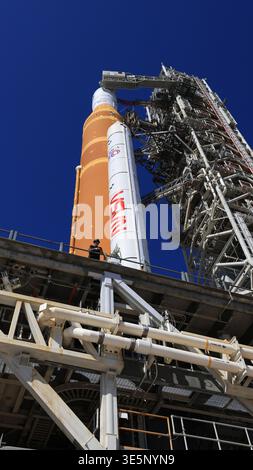Una vista laterale mostra uno dei due booster a razzo solido SLS (Space Launch System), lo stadio centrale, la navicella Orion e il sistema di interruzione del lancio del razzo Artemis II della NASA al Launch Complex 39B al Kennedy Space Center della NASA in Florida martedì 10 febbraio 2026. Il volo di prova di Artemis II prenderà il comandante Reid Wiseman, il pilota Victor Glover e la specialista di missione Christina Koch della NASA, e lo specialista di missione Jeremy Hansen della CSA (Canadian Space Agency), intorno alla Luna e di nuovo sulla Terra. Foto Stock