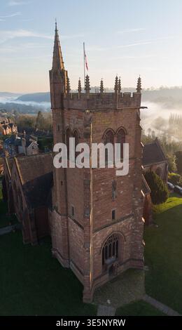 Vista aerea della torre della chiesa di San Leonardo a Bridgnorth all'alba nello Shropshire, Inghilterra Foto Stock