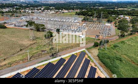 Vista aerea dell'array di pannelli solari e della sottostazione elettrica Foto Stock