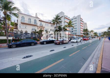 Miami, Florida, Stati Uniti - 31 maggio 2025: Affollata Ocean Drive a Miami, piena di persone, automobili e vivace vita notturna Foto Stock