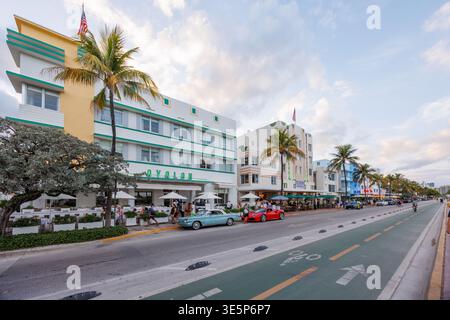 Miami, Florida, Stati Uniti - 31 maggio 2025: Affollata Ocean Drive a Miami, piena di persone, automobili e vivace vita notturna Foto Stock