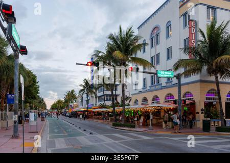 Miami, Florida, Stati Uniti - 31 maggio 2025: Affollata Ocean Drive a Miami, piena di persone, automobili e vivace vita notturna Foto Stock