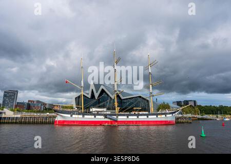Glenlee è ormeggiata all'esterno del Riverside Museum of Transport nel porto di Glasgow, incorniciata da spettacolari nuvole e architettura moderna. Una S storica Foto Stock