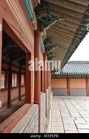 Corridoio tradizionale con staffe Dancheong e tetto piastrellato nel cortile del Palazzo Changdeokgung, Patrimonio Mondiale dell'Umanità dell'UNESCO, Seoul, Corea del Sud Foto Stock
