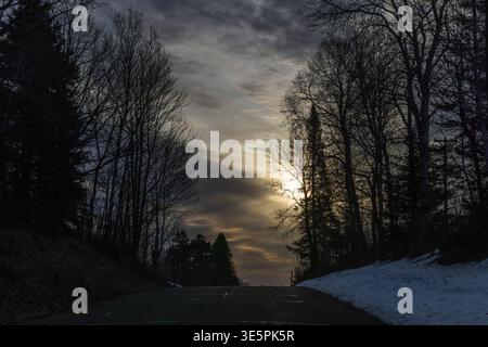 Un'alba primaverile a Butternut, Wisconsin. Foto Stock