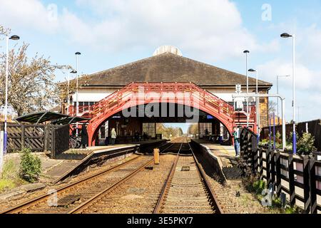 Beverley, stazione ferroviaria di Beverley, stazione ferroviaria di Beverley, East Yorkshire, binari ferroviari, stazione ferroviaria, passerella pedonale, ponte rosso, Foto Stock
