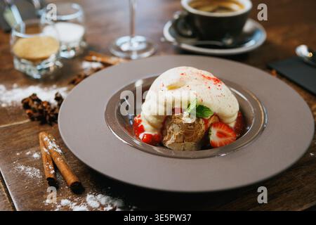Torta di fragole fresca con panna e salsa di bacche Foto Stock
