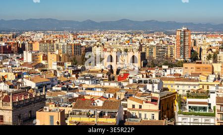 Vista aerea della città di Valencia con i suoi edifici antichi e moderni e le montagne sullo sfondo, la Spagna. Foto Stock