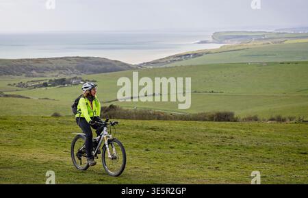 Ciclismo femminile attraverso le South Downs a Beachy Head, East Sussex, Regno Unito, il 30 marzo 2026 Foto Stock