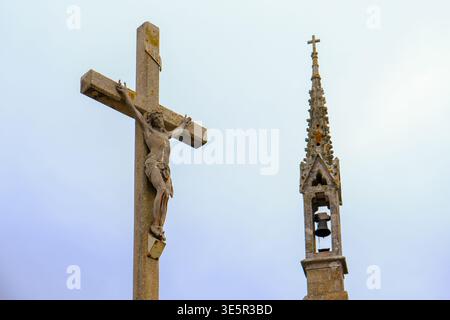 Crocifisso e campanile nel villaggio di Locronan Bretagna Francia Foto Stock