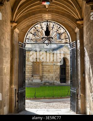 L'intima porta d'ingresso tra due dei monumenti storici più importanti di Oxford: La Bodleian Library e Radcliffe Square. La Bodleian Library, la principale biblioteca di ricerca dell'Università di Oxford, è una delle più antiche biblioteche d'Europa. Con oltre 12 milioni di oggetti, è la seconda biblioteca più grande in Gran Bretagna dopo la British Library. Radcliffe Square, con la famosa Radcliffe camera al centro, è fiancheggiata da All Souls e Brasenose Colleges, nonché dalla chiesa di Santa Maria. Foto Stock