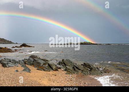 Un doppio arcobaleno sul mare sulla costa orientale della penisola di Kintyre vicino a Peninver, Argyll & Bute, Scozia, Regno Unito Foto Stock
