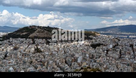 Vista panoramica ad alto angolo del Colle Licabetto che si affaccia sulla densa architettura bianca di Atene, Grecia Foto Stock