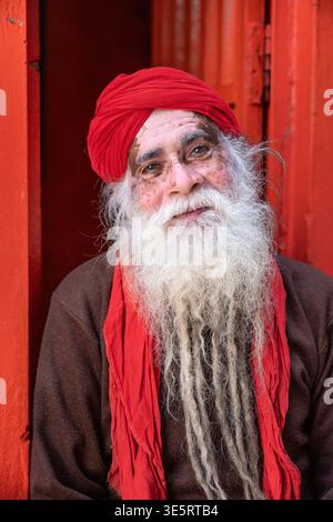Sadhu Baba Rajan vive in un tempio indù dalle dimensioni di un armadio, sui gradini che conducono al fiume Gange, Varanasi, Banaras, Kashi, Uttar Pradesh, India, Asia Foto Stock