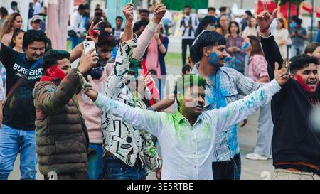 Mosca, Russia - 25 agosto 2025: Persone che celebrano la giornata dell'India a Mosca, godendosi il festival Holi con polvere colorata Foto Stock