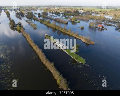 Vista aerea in droni sulle piccole case sull'acqua presso Loosdrechtse plassen, case per il tempo libero immersi nella natura acquatica. Foto Stock