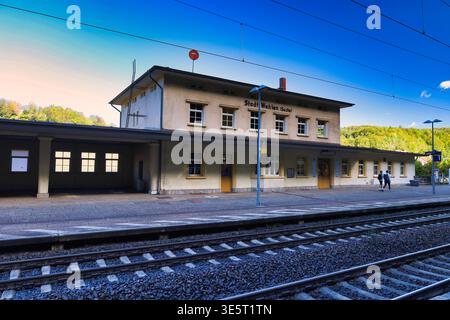 Bahnhof Stadt Wehlen (Sachs): Historisches Empfangsgebäude an der Elbtalbahn, wichtiger Zugangspunkt zur Bastei in der Sächsischen Schweiz. Foto Stock