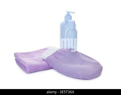 Guanti da doccia, asciugamano e prodotti cosmetici isolati su bianco Foto Stock