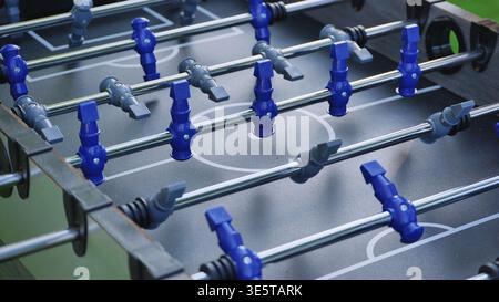 Giocatori di biliardino sul campo di gioco che offrono attività ricreative competitive Foto Stock