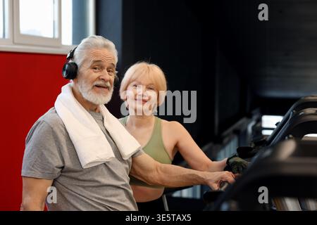 Coppia senior vicino a biciclette fisse in palestra Foto Stock