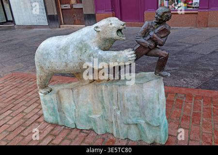 Mr Jamieson il Draper e Bruin l'Orso polare scultura pubblica nel centro città di Dundee, Scozia, UK. Foto Stock