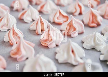 Processo di preparazione di meringa fatta in casa, donna che cucina la crema dolce per dessert su foglio di cottura Foto Stock