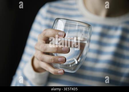 Donna beve acqua, primo piano di donna che beve acqua pulita fresca dal vetro, dissetante, Lifestyle concetto di assistenza sanitaria Foto Stock