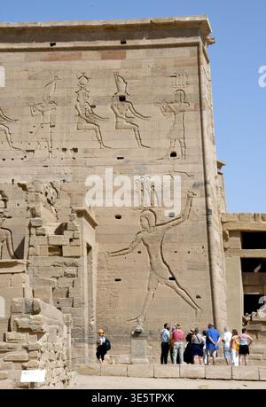 23 febbraio 2026, Assuan, Stati Uniti: Tempio di file sull'isola Agilika vicino Assuan. Il tempio fu ricostruito sull'isola dopo che fu parzialmente sommerso quando il lago Nasser fu creato dalla costruzione della diga di Assuan. (Credit Image: © Mark Hertzberg/ZUMA Press Wire) SOLO PER USO EDITORIALE! Non per USO commerciale! Foto Stock