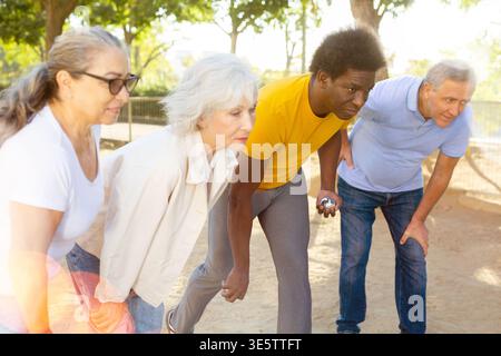 Ritratto di coppie mature che giocano a bocce a piacere Foto Stock