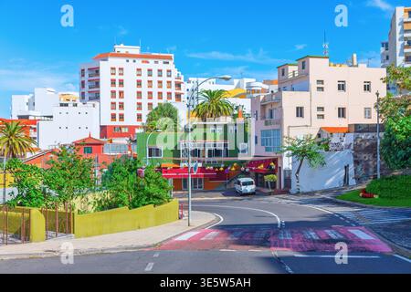 Icod de los Vinos nella strada residenziale di Tenerife con edifici colorati, strada curva che scende attraverso la città collinare. Vivace città delle Isole Canarie sc Foto Stock