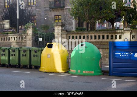 Contenitori di riciclaggio colorati su strade urbane in Spagna Foto Stock
