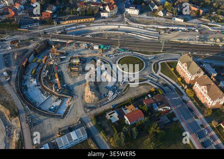 La costruzione di una rotonda e di un sottopassaggio è prevista per aprile 2026. Foto Stock