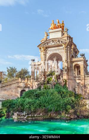 Arco con sculture antiche vicino al lago con acqua turchese nella fontana Monumentale Cascada di Barcellona, Spagna. Vecchie statue di Josep Fontsere Foto Stock