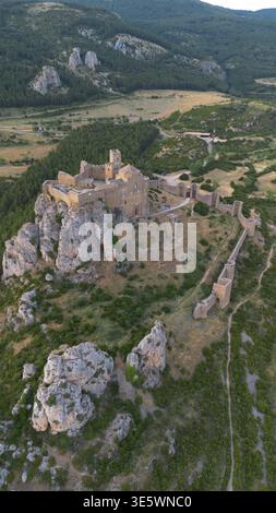 Riprese aeree con drone dello Château de Loarre Loarre Spagna, magnifica fortezza romanica dell'XI secolo con impressionanti mura in pietra Foto Stock