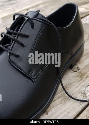 Vista ad alto angolo delle scarpe formali nere Vegan. Scarpe in poliuretano. Foto Stock