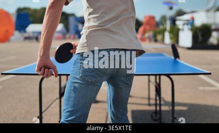 Uomo che gioca a ping-pong all'aperto e che ama praticare attività ricreative e sportive Foto Stock