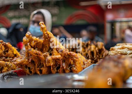 Chawk Bazaar Iftar Market nella Vecchia Dacca durante il Ramadan, Bangladesh (immagine 5) Foto Stock