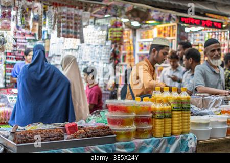 Chawk Bazaar Iftar Market nella Vecchia Dacca durante il Ramadan, Bangladesh (immagine 1) Foto Stock