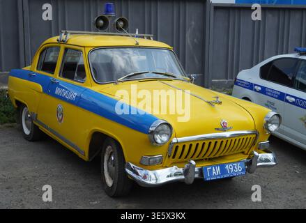 Oryol, Russia - 5 agosto 2023: Vecchia auto della polizia gialla d'epoca parcheggiata in strada. Foto Stock