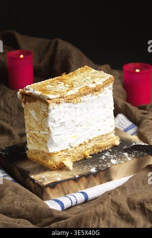 Milhojas è un dolce tradizionale. In Spagna, è una torta rettangolare contenente meringa o crema pasticcera tra due strati di pasta sfoglia cosparsa di ic Foto Stock
