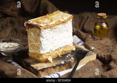 Milhojas è un dolce tradizionale. In Spagna, è una torta rettangolare contenente meringa o crema pasticcera tra due strati di pasta sfoglia cosparsa di ic Foto Stock
