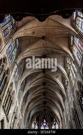 Alte volte a coste della navata centrale di Eglise Saint-Severin, capolavoro di architettura gotica sgargiante a Parigi, Francia Foto Stock