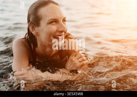 Donna, acqua, relax. Donna felice che sorride nell'oceano in una brillante giornata estiva con spazio per le copie. Foto Stock