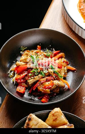 Coppetta Thai con pollo, verdure e semi di sesamo Foto Stock