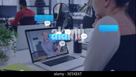 Mostra lo schermo del notebook con un uomo in camicia con colletto che gestisce durante una chiamata remota in ufficio, bolle di chat Foto Stock