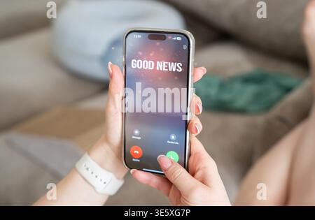 Una donna riceve una chiamata con cattive notizie. Affrontare lo stress e le decisioni difficili nella vita di tutti i giorni. La resilienza emotiva e la risposta alle crisi evidenziano le sfide legate alla salute mentale Foto Stock