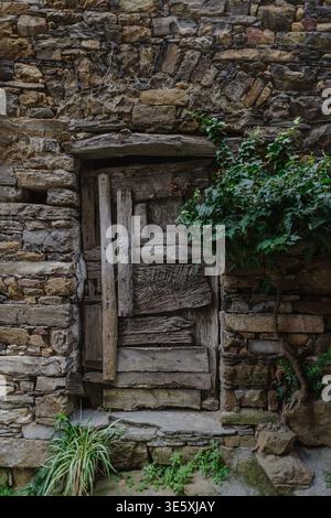 Vecchia porta di legno, Italia Foto Stock