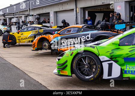 Silverstone, UK, 31 marzo 2026, Optimum Motorsport al British GT MEDA Day, Christopher neve / Alamy Live News Foto Stock