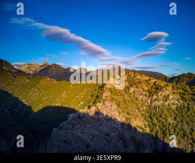 I monti Sierra de Almijara dietro Frigiliana, Provincia di Malaga, Andalusia, Spagna Foto Stock