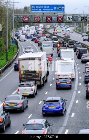 Bristol, Regno Unito. 3 aprile 2026. Con l'aumento dei prezzi del carburante, la Pasqua Getaway causa traffico congestionato sulla M5 tra gli svincoli 15/16 e 17 a Bristol. Sono in vigore restrizioni di velocità gestite dall'autostrada a causa del volume di traffico diretto a sud verso Devon e Cornovaglia. Le autostrade Inghilterra riportano velocità inferiori a 20 km/h. Crediti: JMF News/Alamy Live News Foto Stock